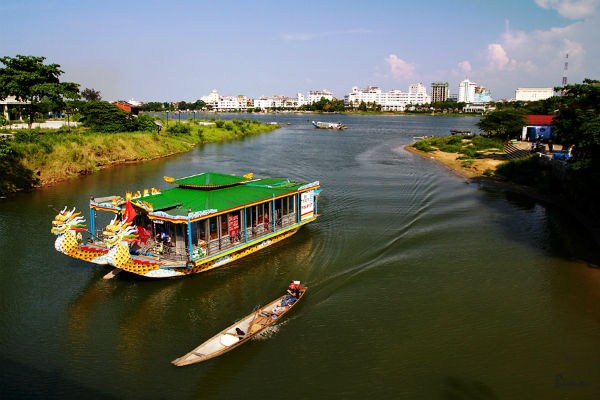 du thuyền trên sông Hương