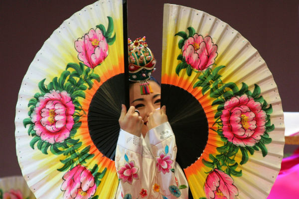 Điệu múa quạt Buchaechum truyền thống của Hàn Quốc