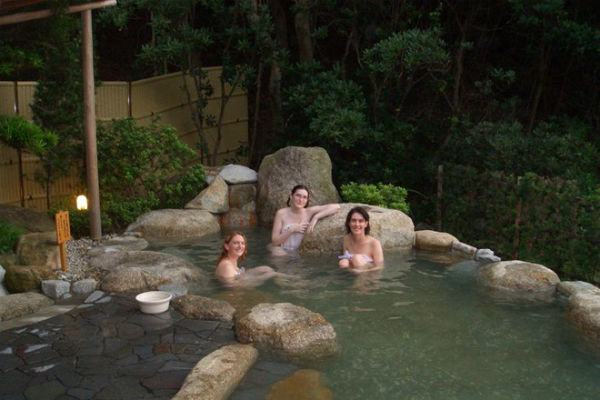 tắm suối nước nóng ở Nhật Bản 
