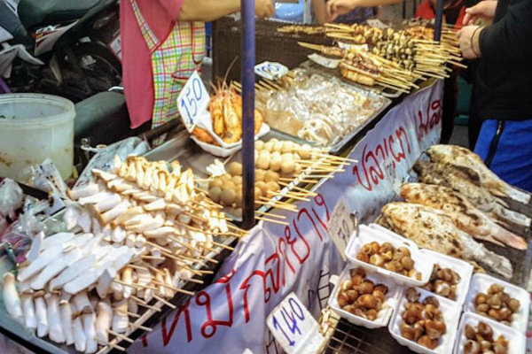 Chợ đồ ăn Pratu Chang Pheuak