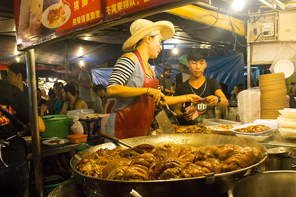 Chợ đồ ăn Pratu Chang Pheuak