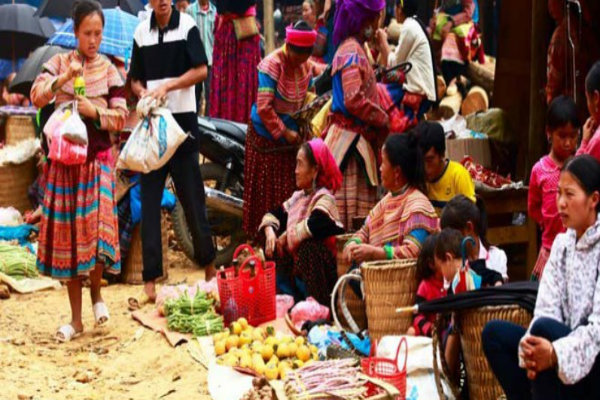 Chợ Lào ở cửa khẩu Lóng Sập